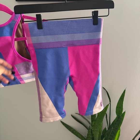 Nike Icon Clash Pink/Purple Seamless Training Bra and Shorts Sz Small NWOT - Picture 9 of 9